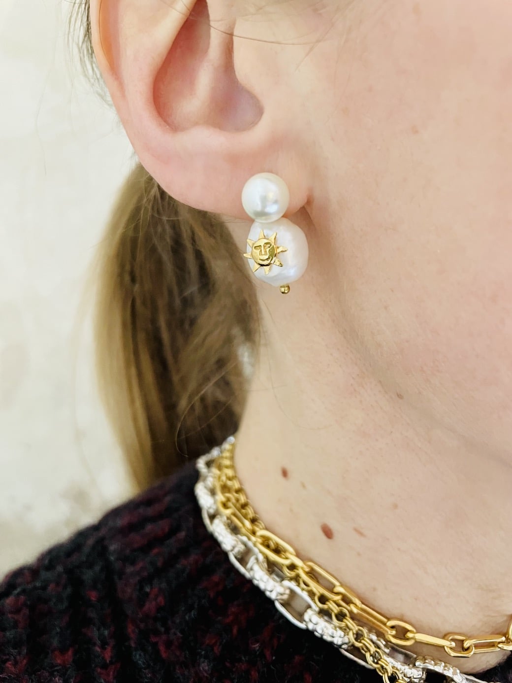 Boucles d'oreilles Mini Solal perles blanches by Sande Paris