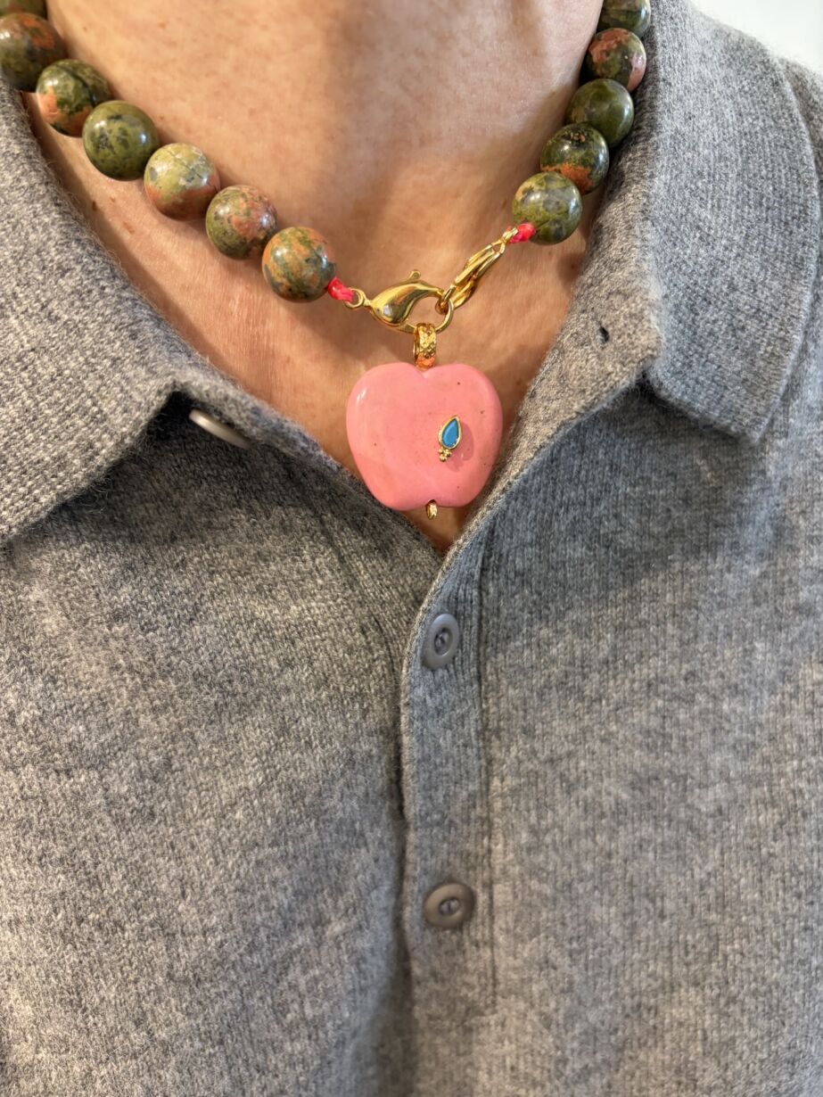 Pendentif EVE forme pomme en Howlite Pendant apple shape howlite stone by Sande Paris bijou jewel
