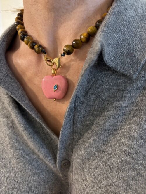 Pendentif EVE forme pomme en Howlite Pendant apple shape howlite stone by Sande Paris