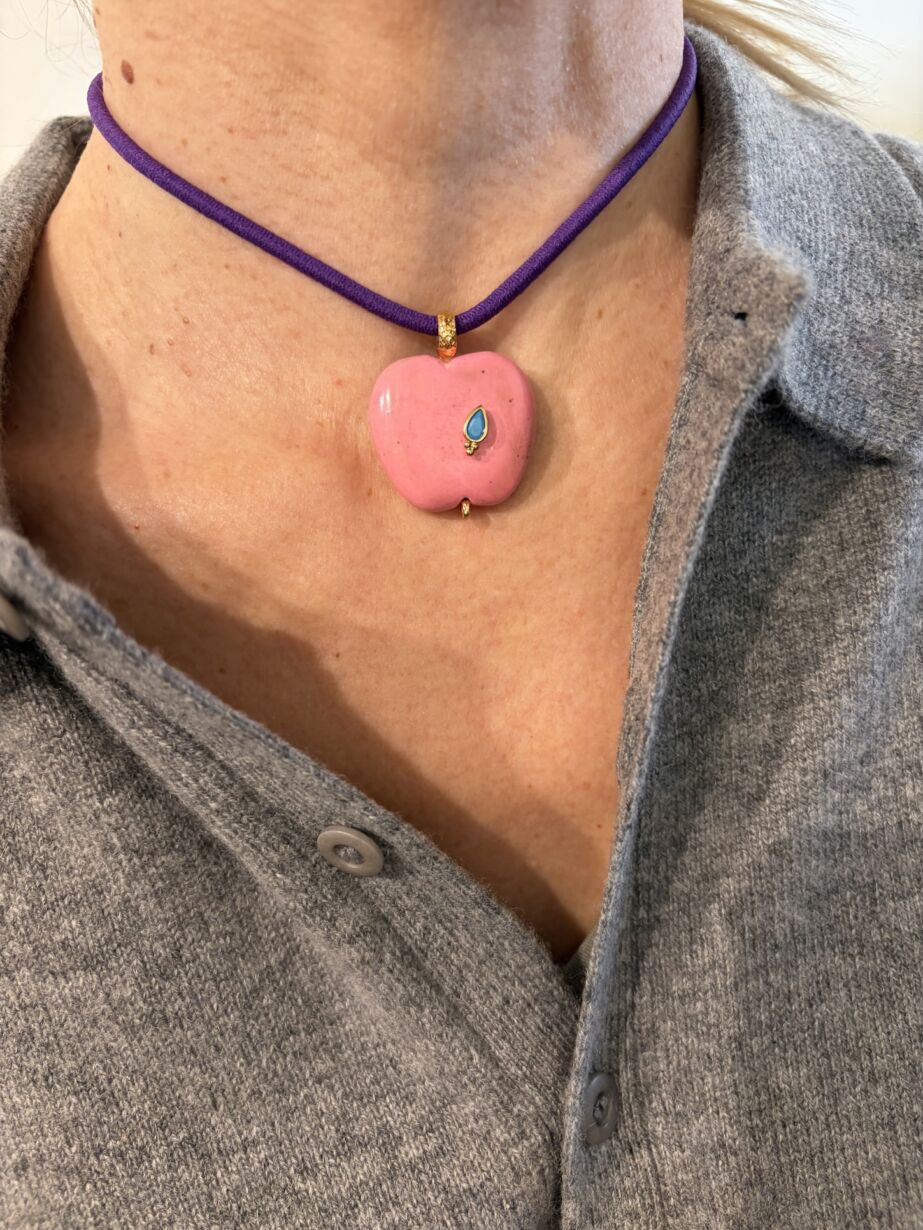 Pendentif EVE forme pomme en Howlite Pendant apple shape howlite stone by Sande Paris bijou jewel