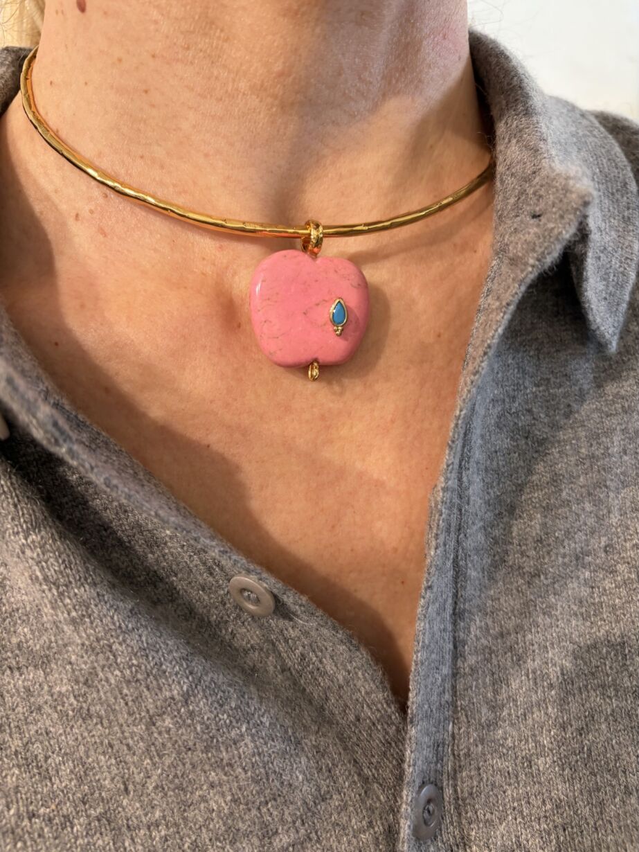 Pendentif EVE forme pomme en Howlite Pendant apple shape howlite stone by Sande Paris