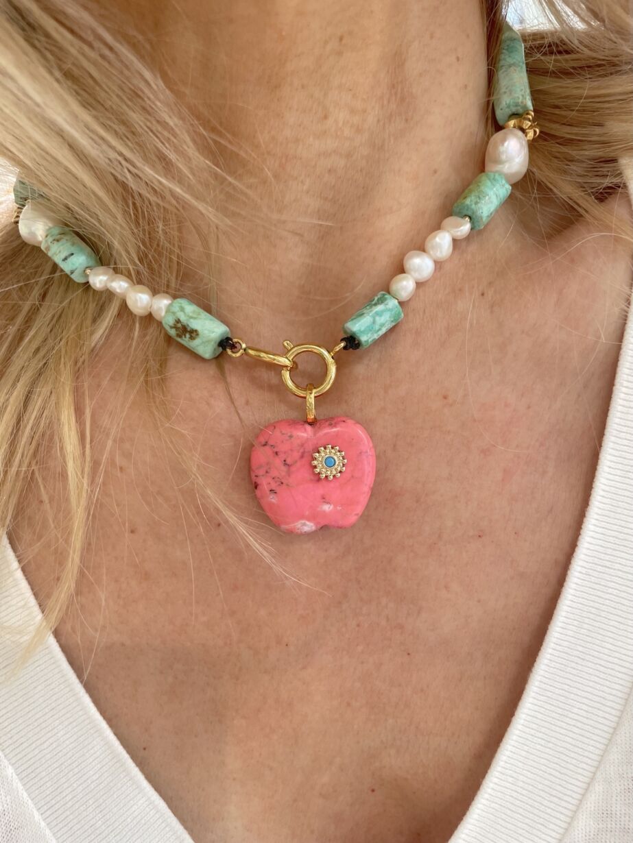 Pendentif EVE forme pomme en Howlite Pendant apple shape howlite stone by Sande Paris