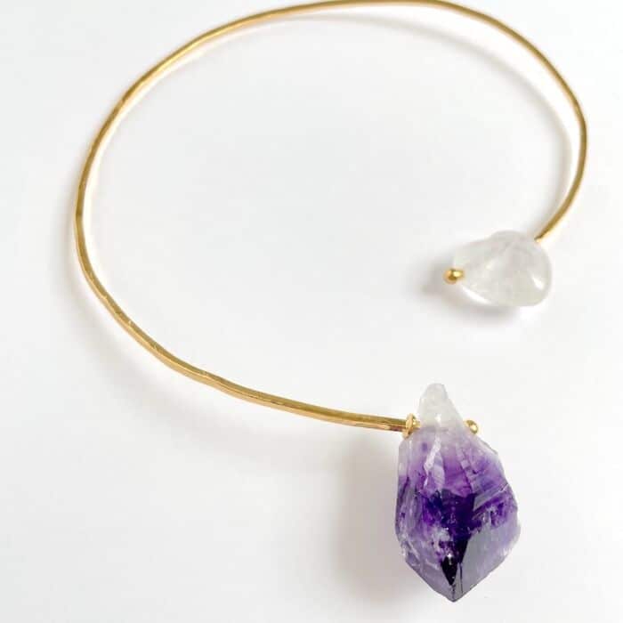 collier torque Marisa by Sande Paris, avec une magnifique Améthyste et un coeur quartz