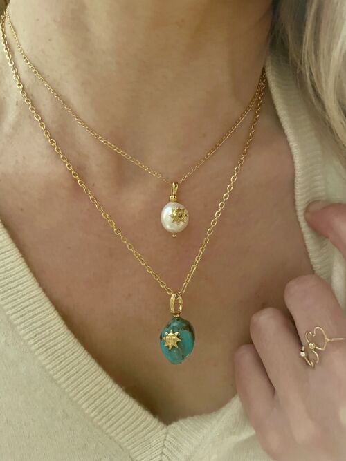 Colliers sertis d'un Soleil doré sur Perle et Turquoise SOLAL by Sande Paris bijoux