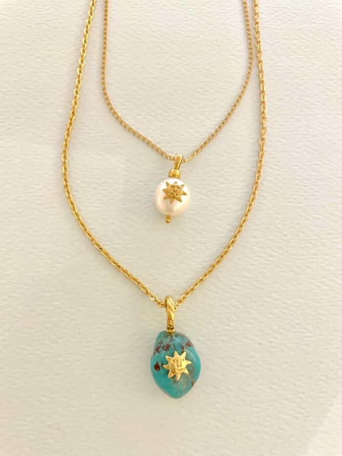 Colliers sertis d'un Soleil doré sur Perle et Turquoise SOLAL by Sande Paris bijoux