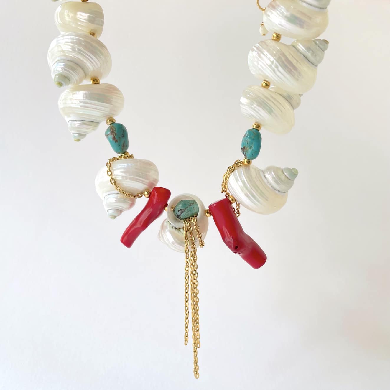 Collier TAHAA Necklace shells by Sande Paris