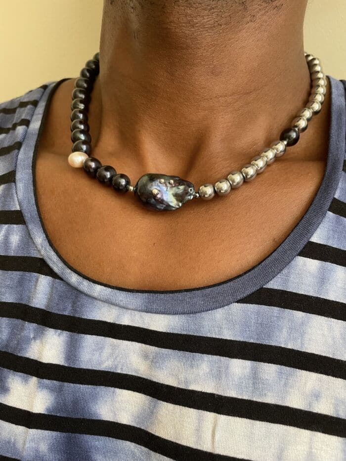 Collier MANA avec perles baroque noires by Sande Paris