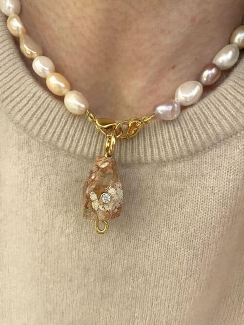 Pendentif Agate Ocre avec Zircon by SANDE PARIS agate charm's with zircon.