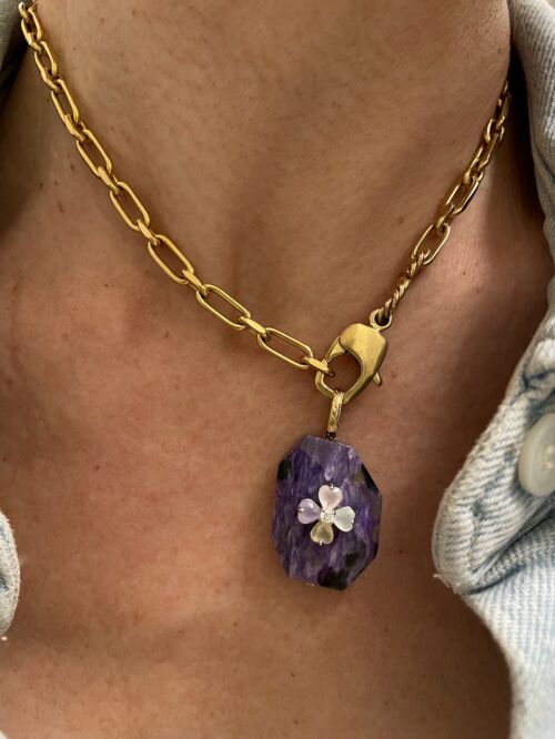 Pendentif LYLA charms in Charoite stone by SANDE PARIS jewel bijoux. 