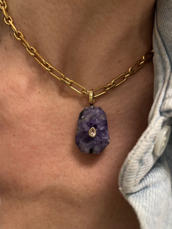 Pendentif LYLA charms in Charoite stone by SANDE PARIS jewel bijoux.