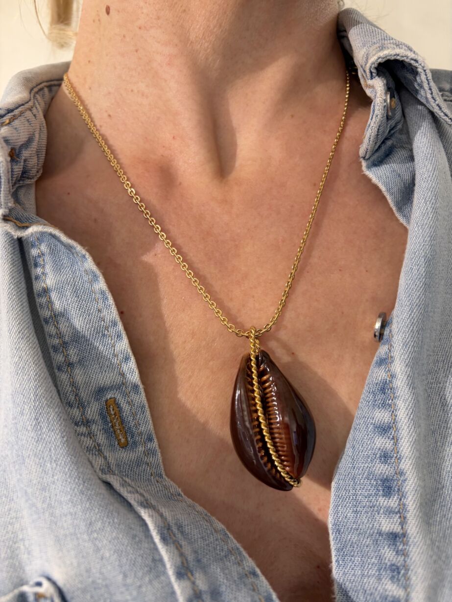 Pendentif GOA pendant shell natural coquillage naturel by SANDE PARIS bijou Pendentif GOA pendant shell natural coquillage naturel by SANDE PARIS