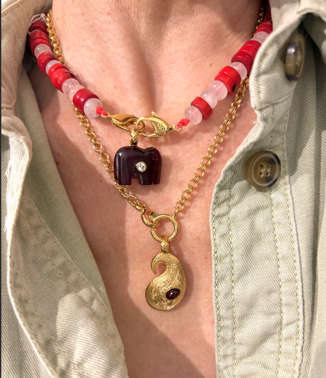 Pendentif Cachemire Grenat et Pendentif elephant Garenet pendant by Sande Paris