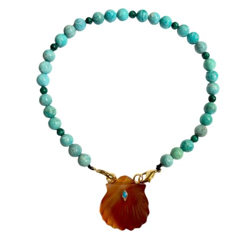 Collier avec des perles d'amazonite et de Malachites et son pendentif Coquillage en cornaline Necklace Carnelian Amazonite by SANDE PARIS