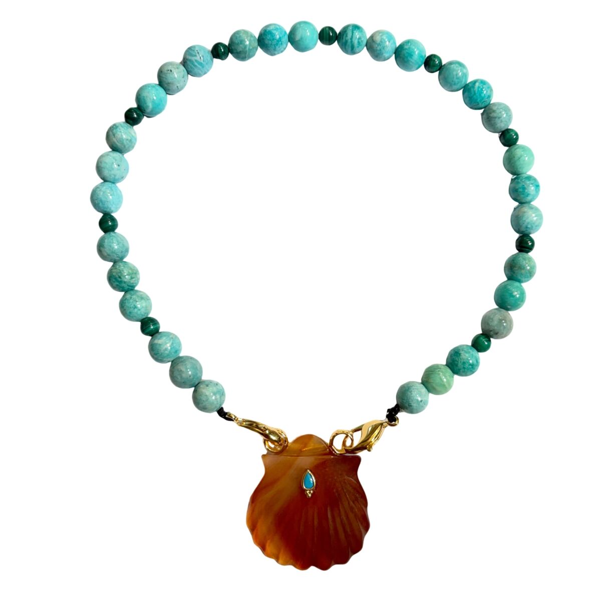 Collier avec des perles d'amazonite et de Malachites et son pendentif Coquillage en cornaline Necklace Carnelian Amazonite by SANDE PARIS