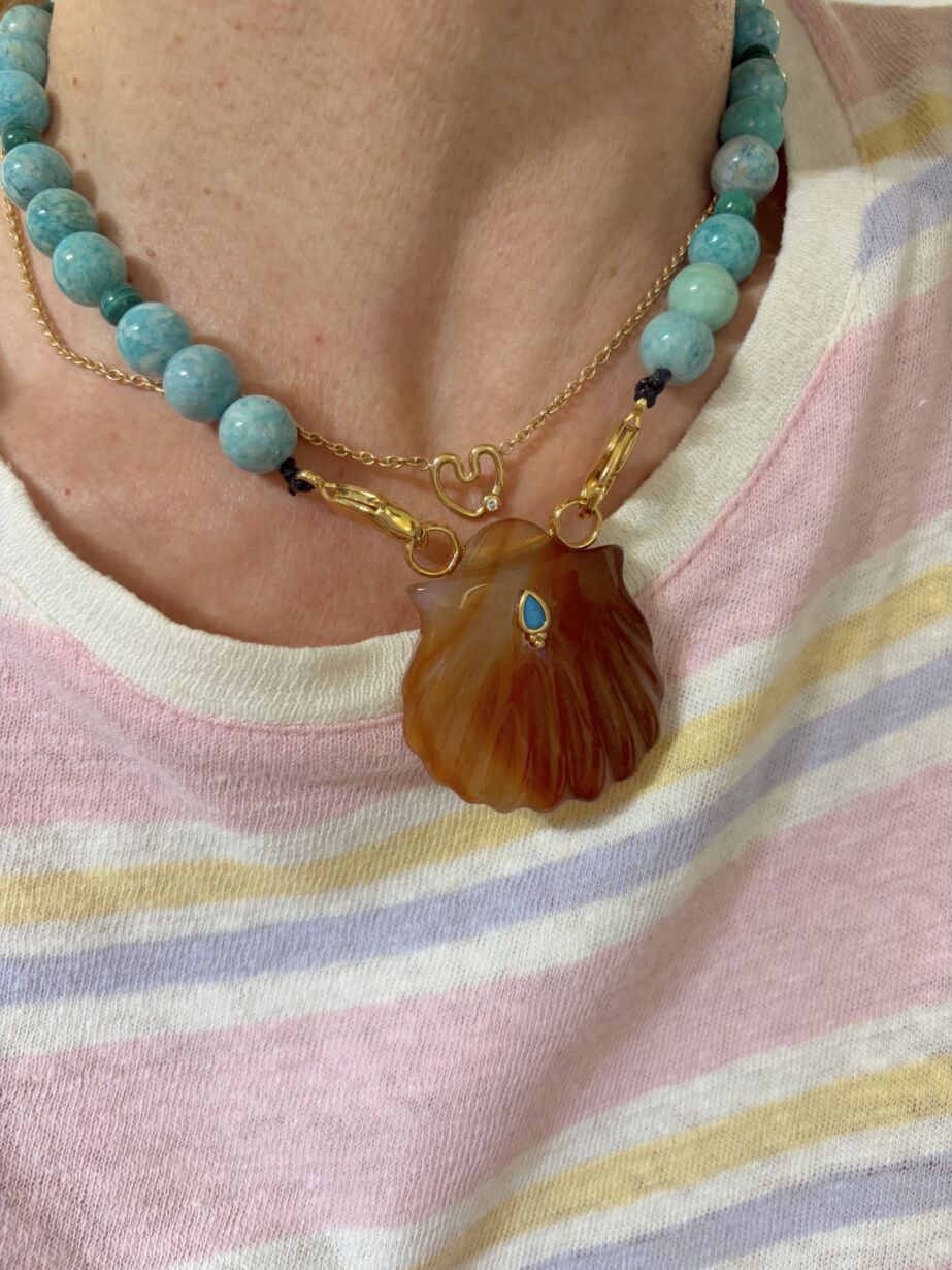 Collier avec des perles d'amazonite et de Malachites et son pendentif Coquillage en cornaline Necklace Carnelian Amazonite by SANDE PARIS jewel