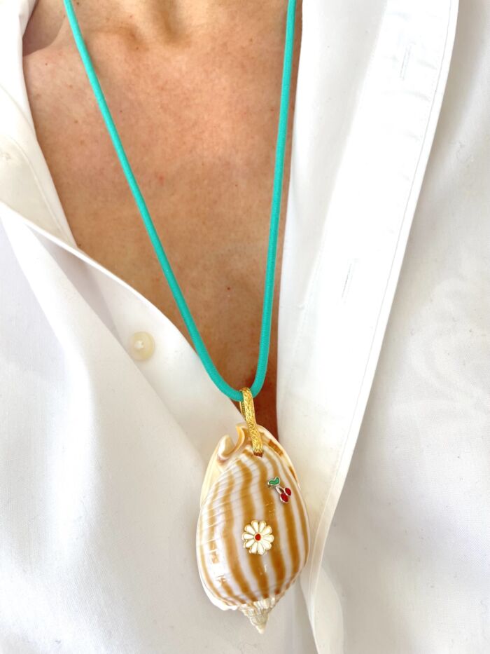 Bucolic shell pendant by Sande paris bijoux jewel