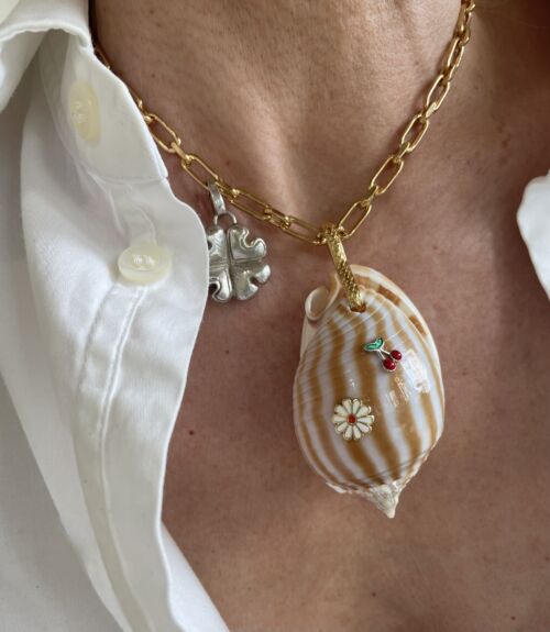 Bucolic shell pendant by Sande paris bijoux jewel