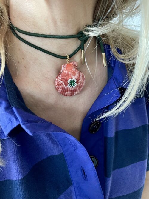 Orange shell pendant by Sande paris bijoux
