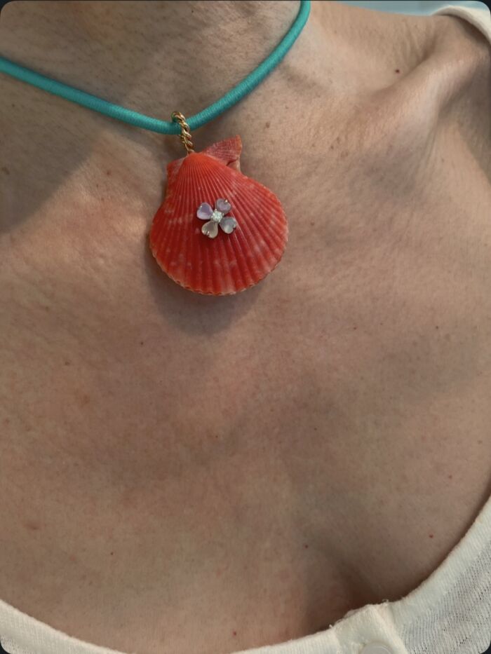 Orange shell  pendant by Sande paris.