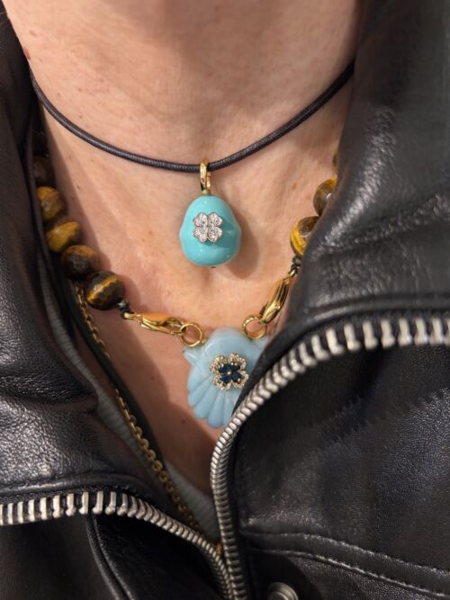 Pendentif en nacre teintée bleue forme poire, serti d'un trèfle en zircon argent - Anneau doré à l'or 24 carats. Chaque bijou est réalisé à la main, dans notre atelier à Paris.