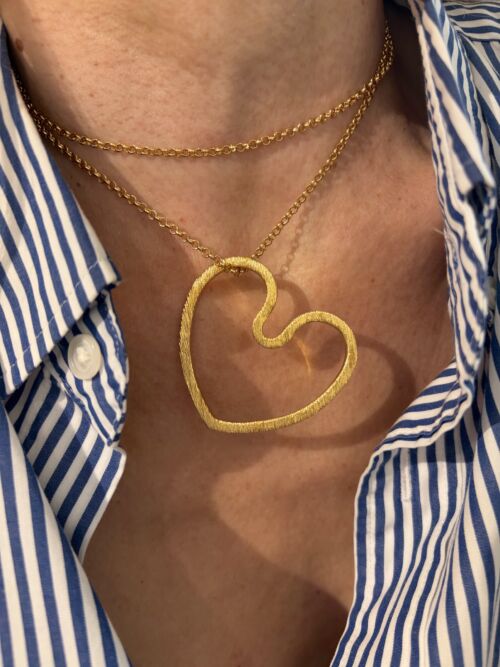 long Necklace HEART IN LOVE textured in Gold plated sautoir COEUR AMOUREUX texturé plaqué or by SANDE PARIS